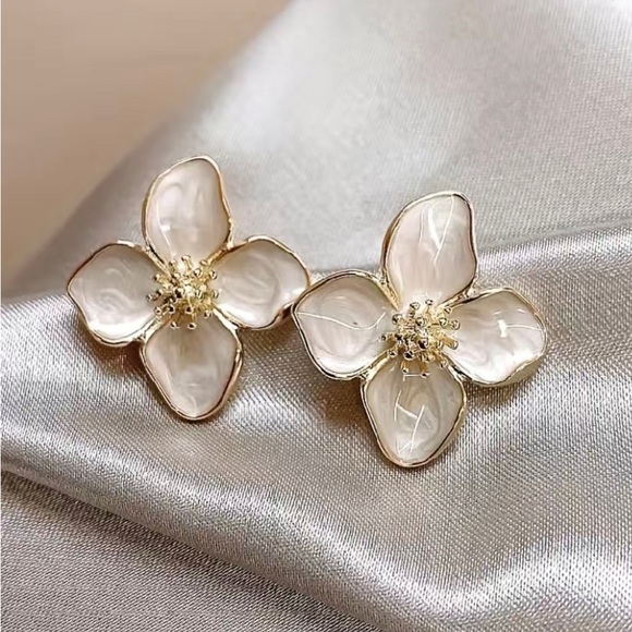 Jewelry - Off white enamel and gold flower studs 🤍